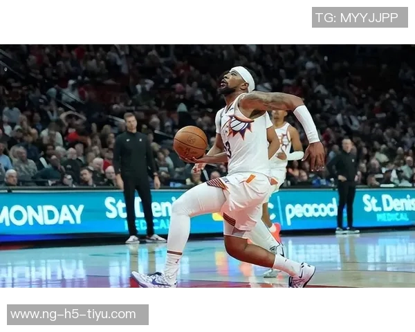 古德温称赞布克为天生竞争者强调其在球队中的领导力与严格要求 古德温称赞布克为天生竞争者强调其在球队中的领导力与严格要求